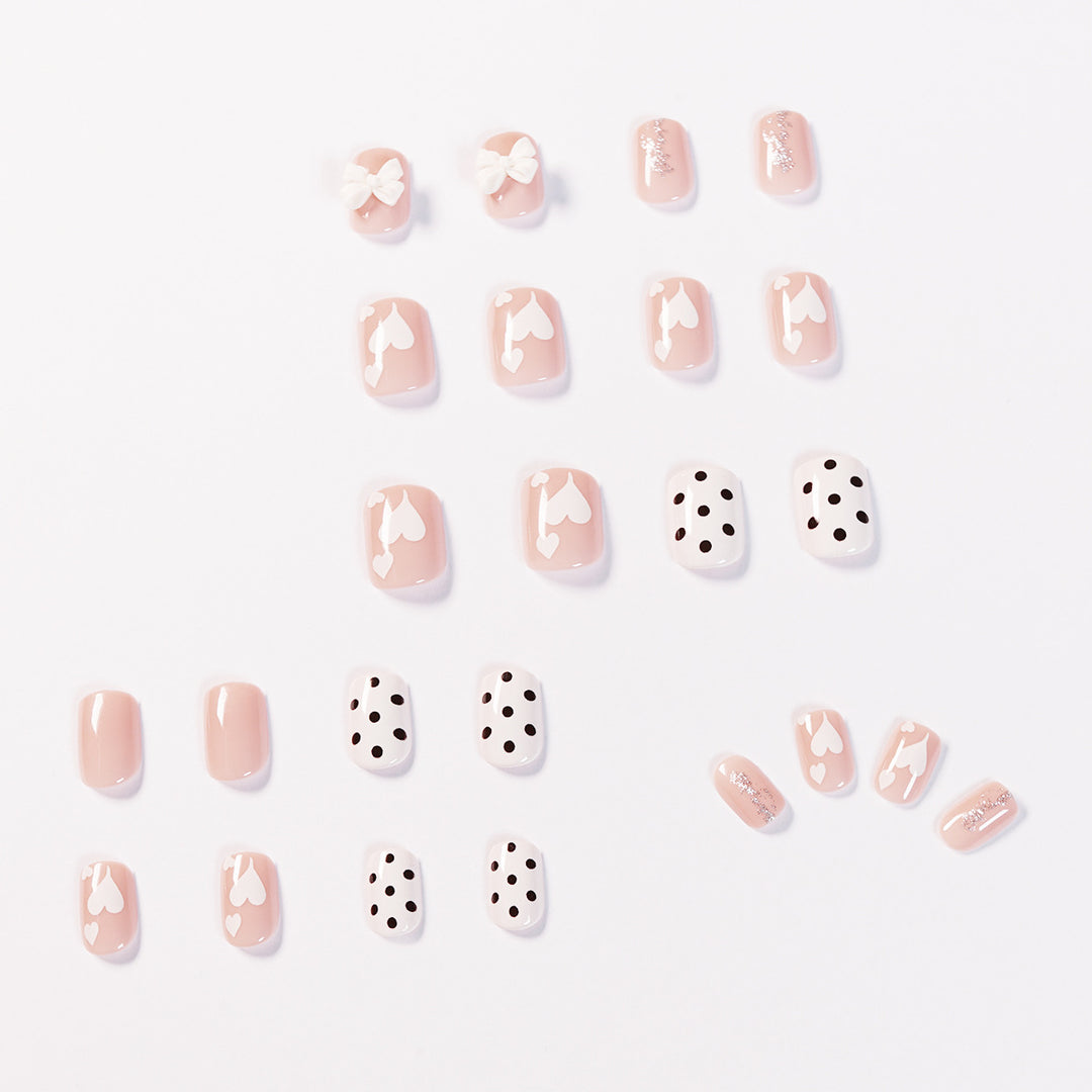 Kunstvolle Nagelkunst mit zarten Blüten- und Herzmotiven Karnz