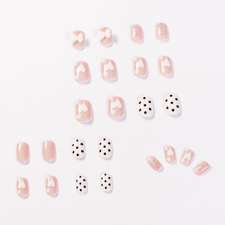 Kunstvolle Nagelkunst mit zarten Blüten- und Herzmotiven Karnz