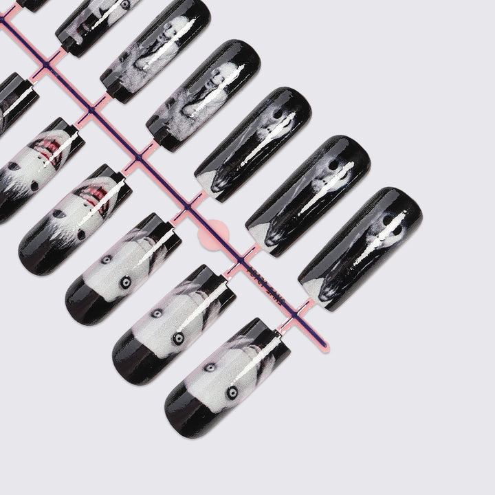 Kreatives Kunstnagelset mit gruseligen Designmotiven Karnz
