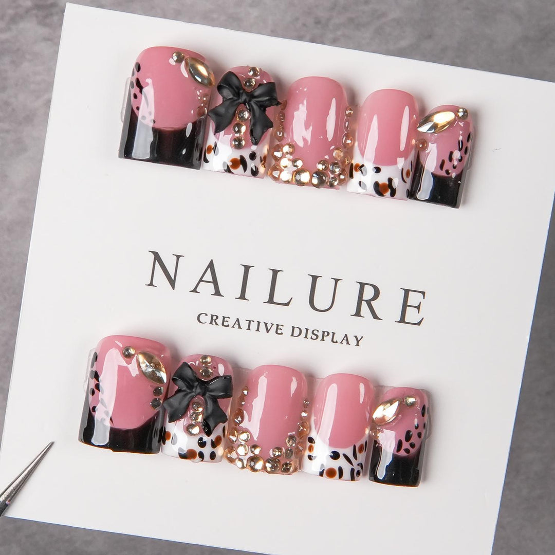 Dekorative Press-On Nagelkunst mit Edelsteindetails