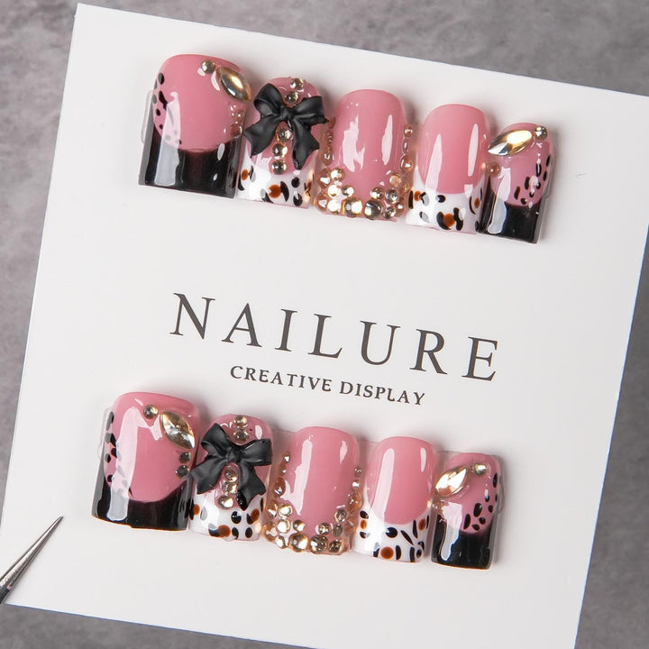 Dekorative Press-On Nagelkunst mit Edelsteindetails