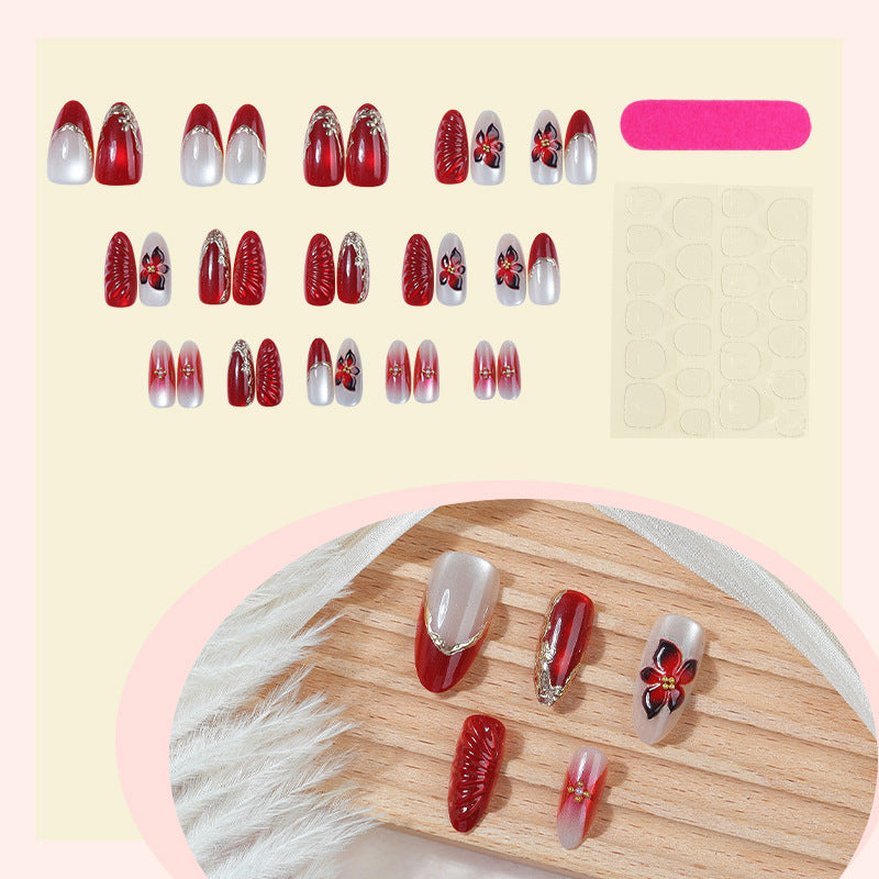 Dekoratives Press-On Nagelkunstset mit floralen und glänzenden Akzenten Karnz