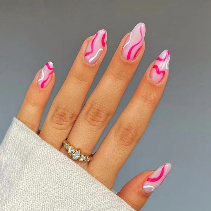Kunstvolle Nagelverlängerungen mit elegantem Blattmuster Karnz