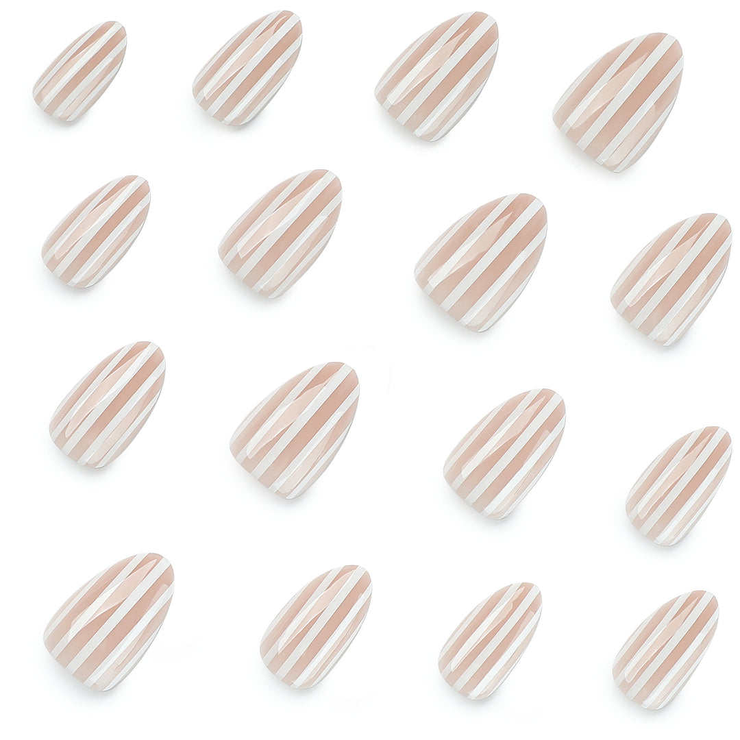 Stilvolle Nailart mit Eleganten Streifenmustern Karnz