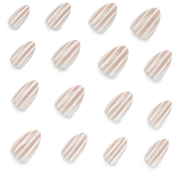 Stilvolle Nailart mit Eleganten Streifenmustern Karnz