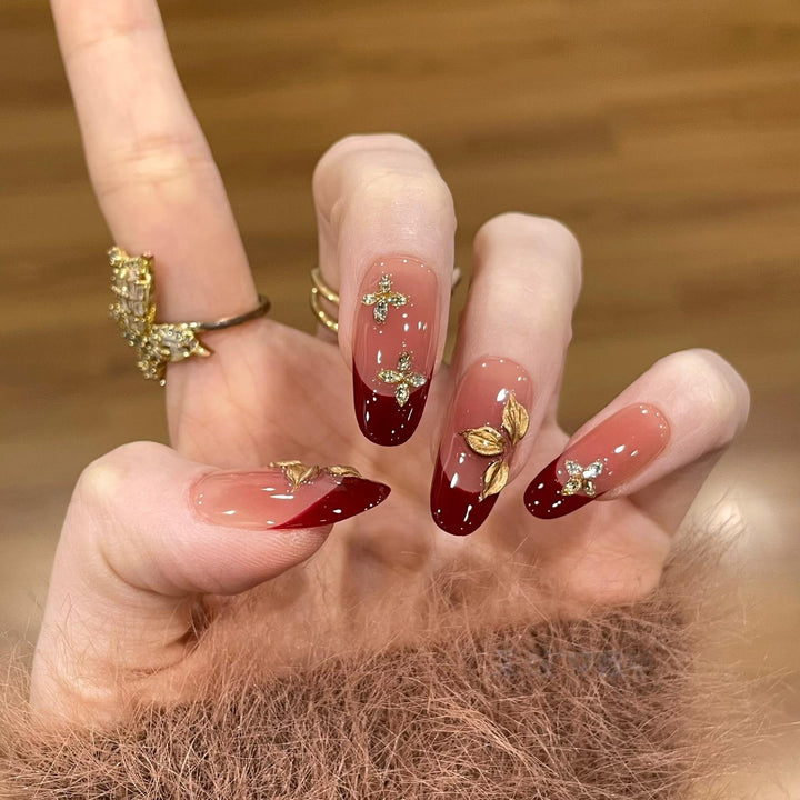 Kunstnägel mit Luxuriösen Blumen- und Glitzerelementen Karnz