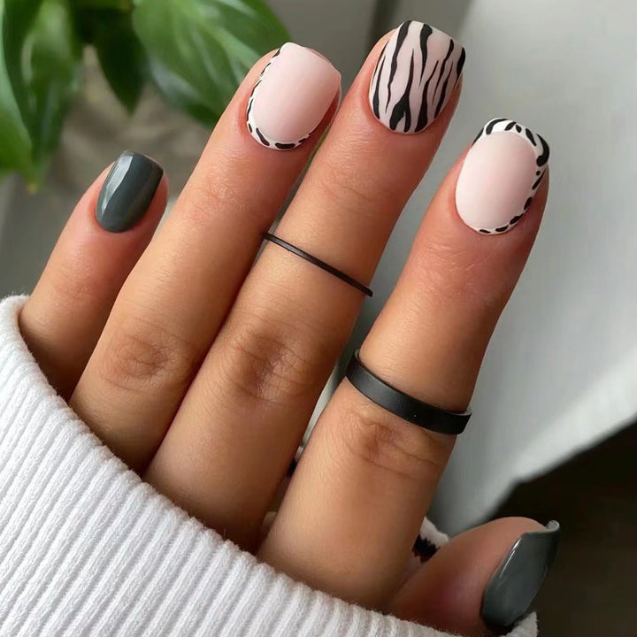 Künstlerisches Nail Art Set mit geometrischen Mustern