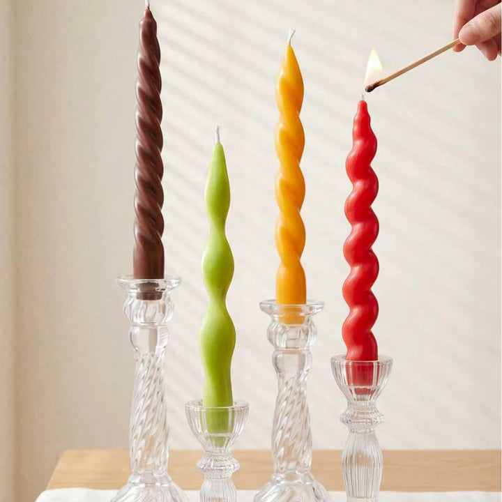 Gedrehte konisch dekorative Kerzen Set mit skulptierten Glas Haltern