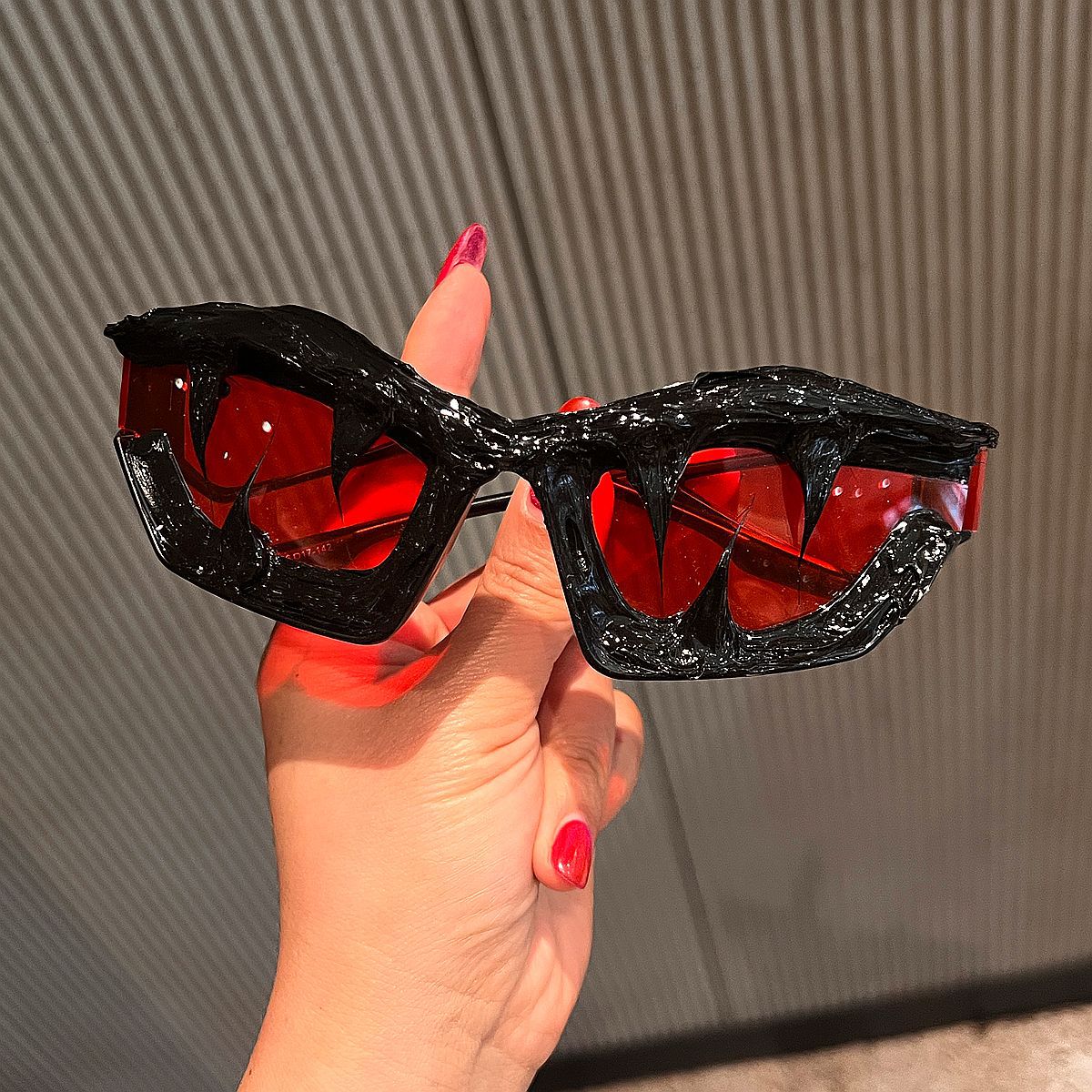 Damen Futuristische Sportsonnenbrille mit außergewöhnlichem Einhorn-Design Karnz