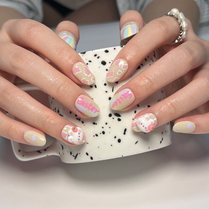 Kunstvolle Nagelverlängerungen mit elegantem Blattmuster Karnz