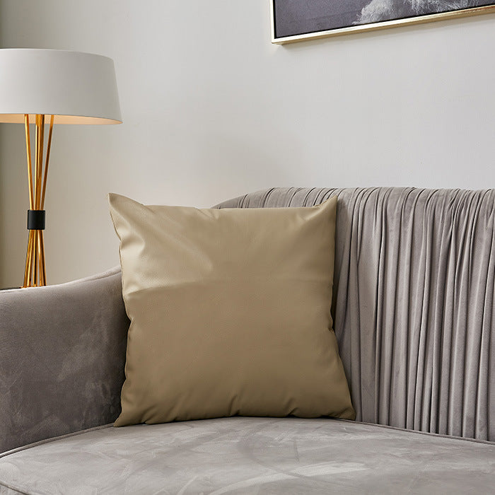 Quadratischer Premium-Kissenbezug aus veganem Nappaleder mit Soft‑Touch Oberfläche Karnz
