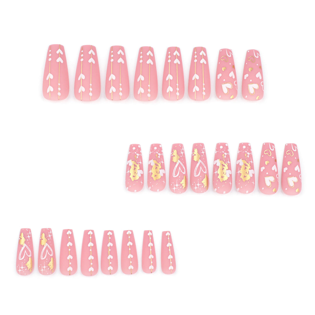 Künstliche Nagelkunst mit Herz- und Glitzermotiven Karnz