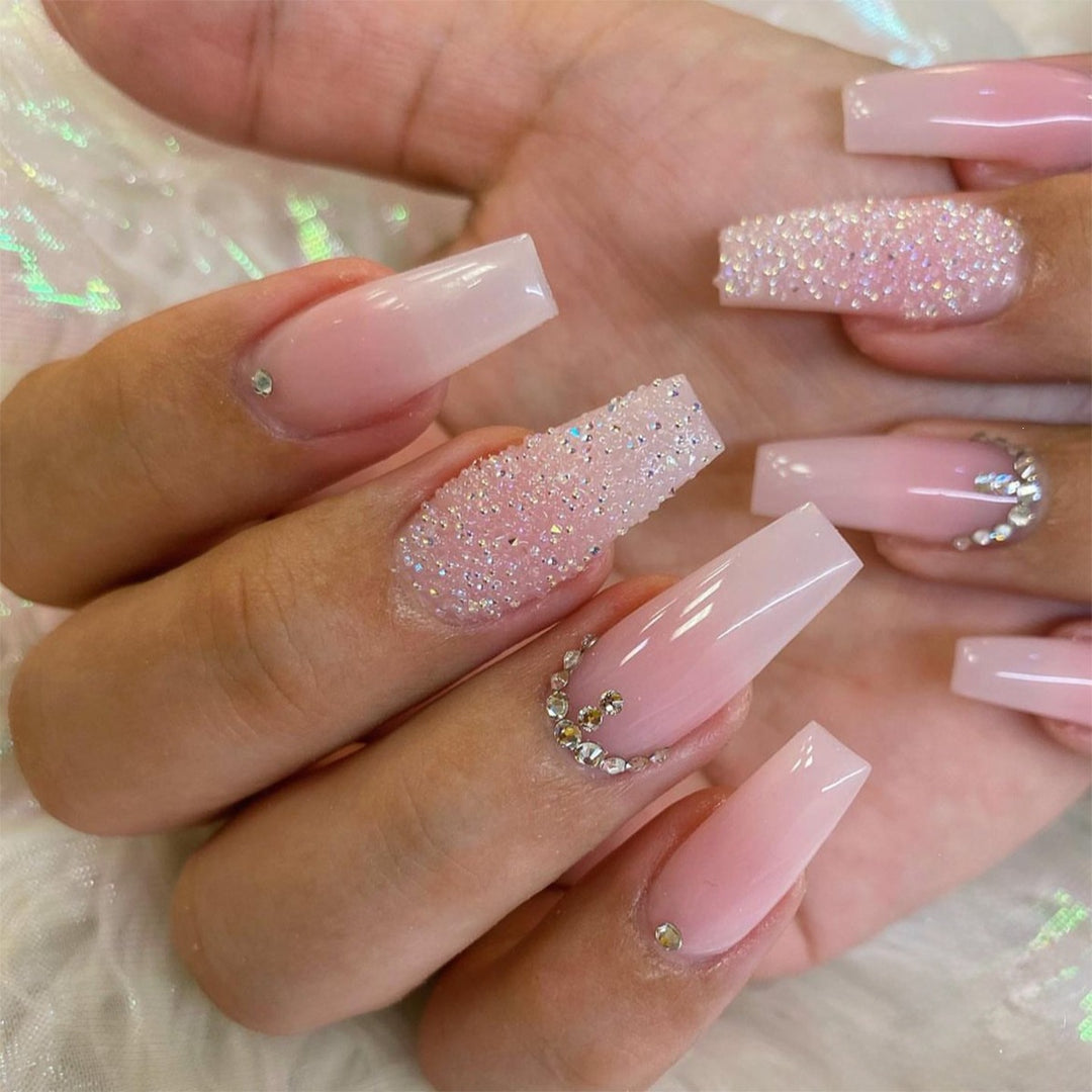 Kunstnagelset mit glamourösen Glitzerakzenten und trendigen Designs Karnz