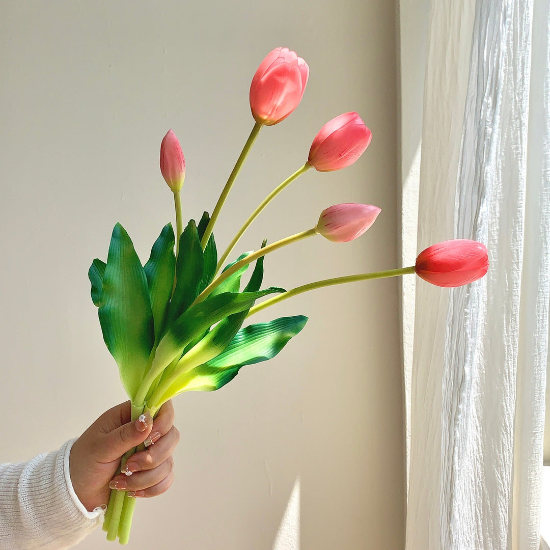 Dekorativer künstlicher Tulpenstrauß