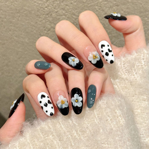 Floral Design Press-On Nail Set mit geometrischen Mustern