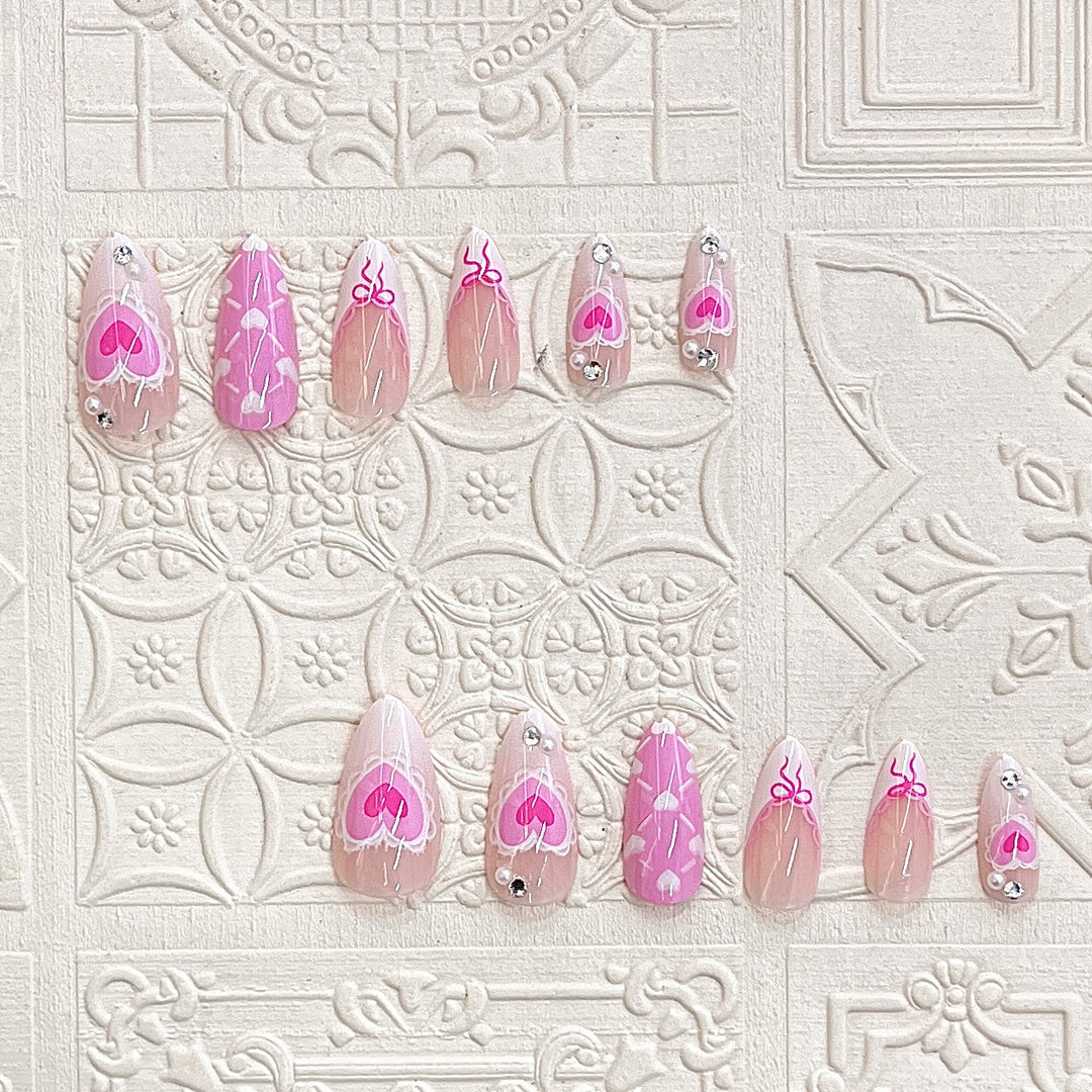 Künstlerisches Press-On-Nagelset mit romantischem Herzdesign Karnz