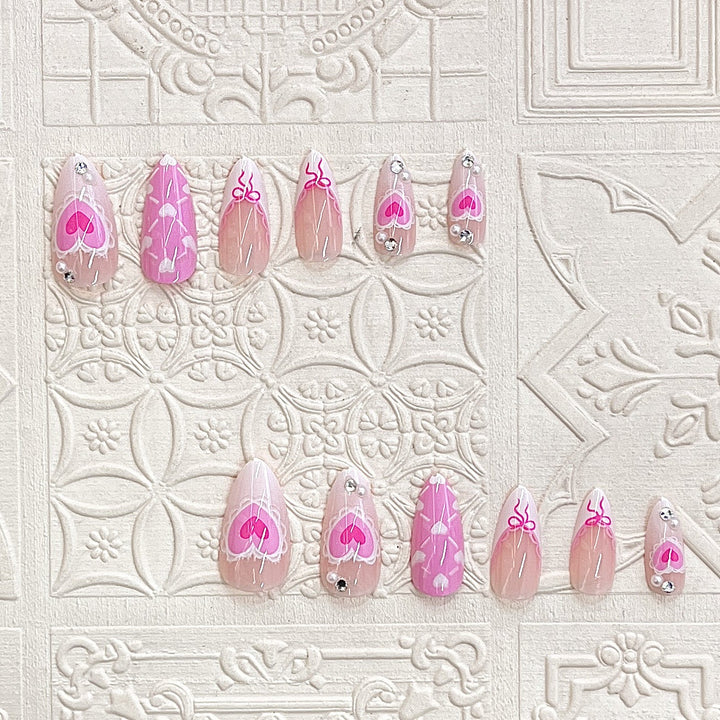 Künstlerisches Press-On-Nagelset mit romantischem Herzdesign Karnz