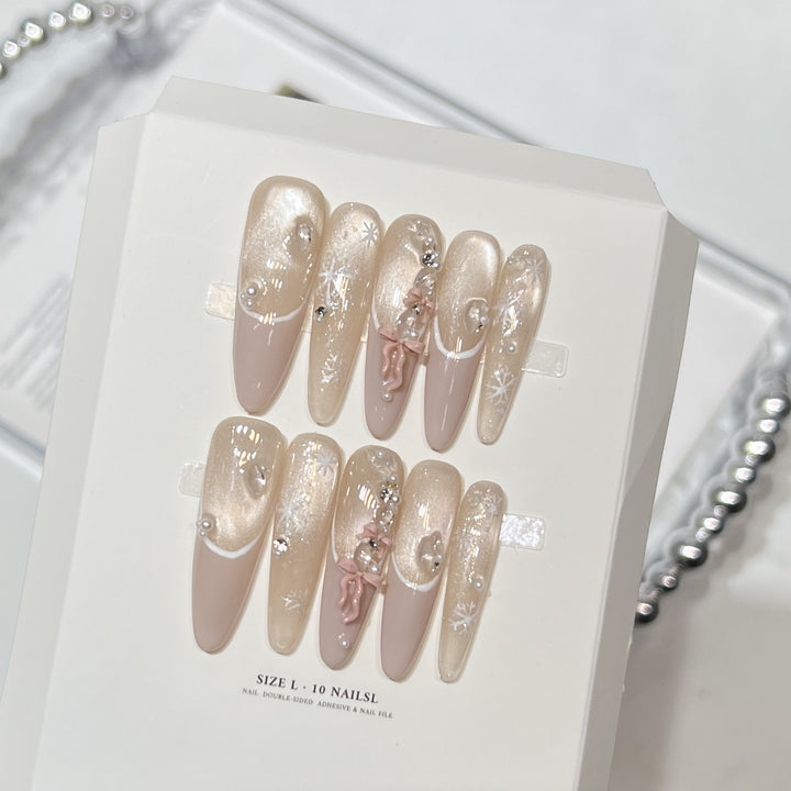Dekoratives Stiletto Press-On Nagelset mit künstlerischen Akzenten Karnz