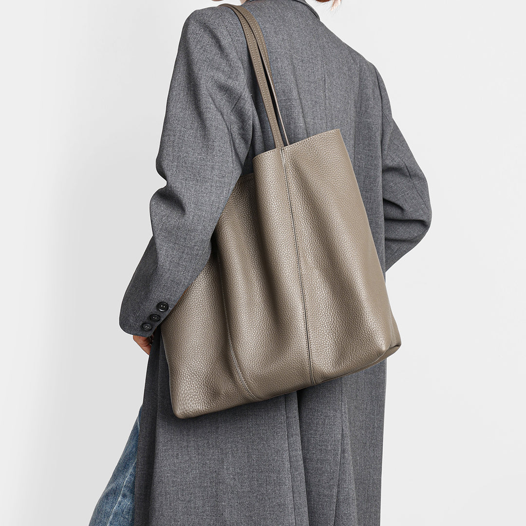 Oversized gepunktete Leder-Slouch-Tasche mit langen Schulterriemen