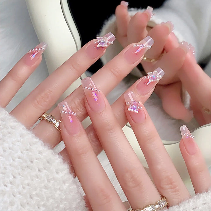 Kunstnägel mit luxuriösen Perlen- und Glitzerverzierungen Karnz