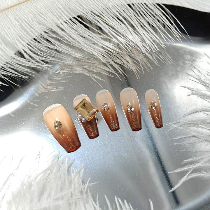 Kunstnägel mit Elegantem Ombre-Effekt und Exquisiten Schmucksteinen Karnz