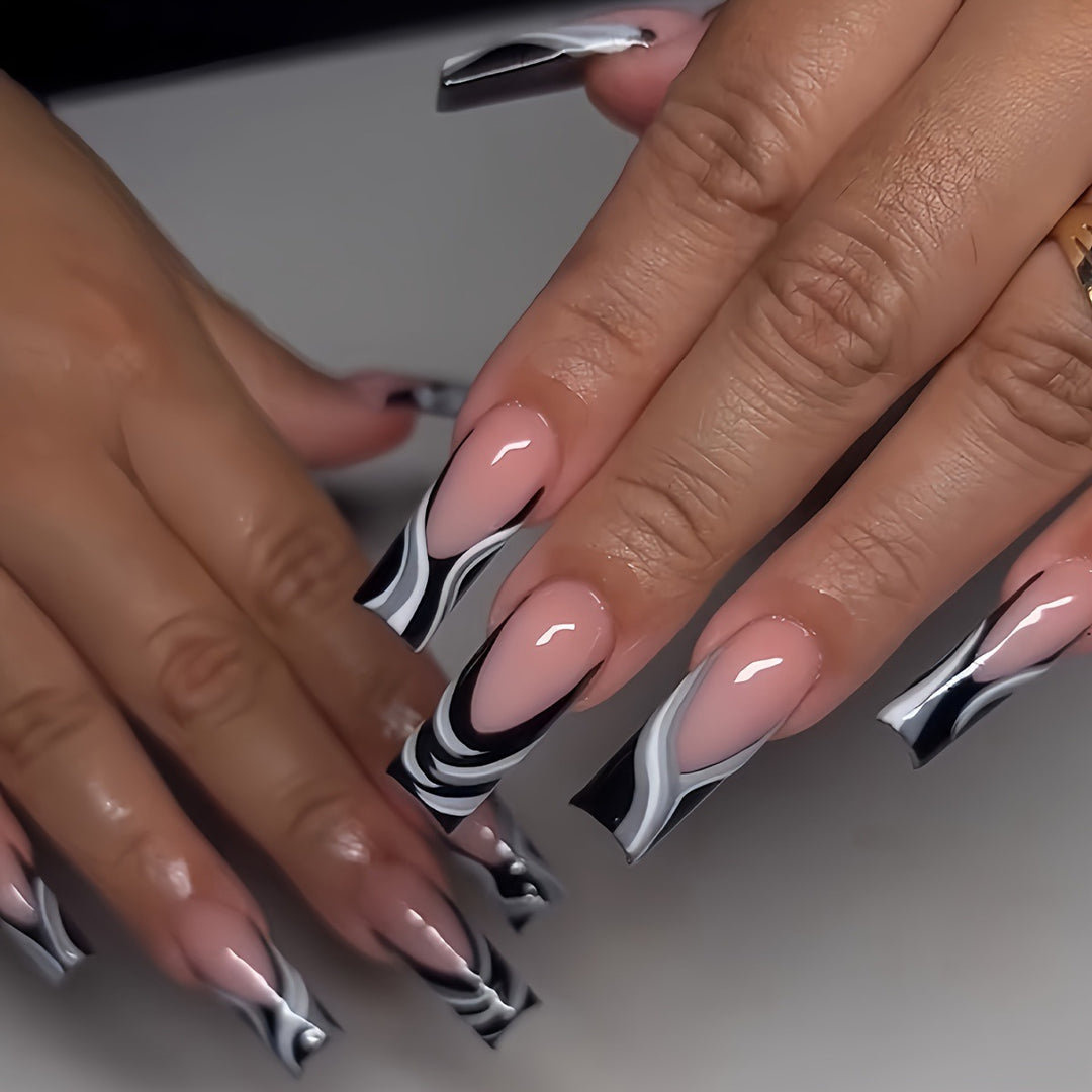 Künstlerische Press-On-Nagelverlängerungen mit Marmor Design Karnz