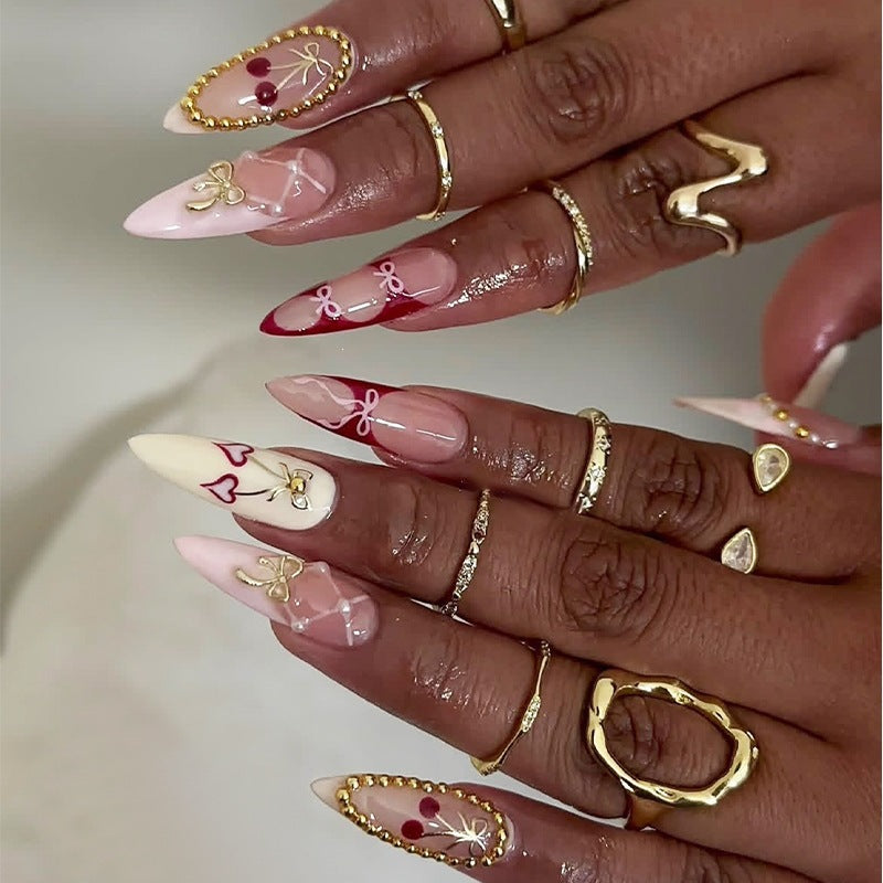 Kunstnagelset mit romantischen Herz- und Schleifenmotiven Karnz