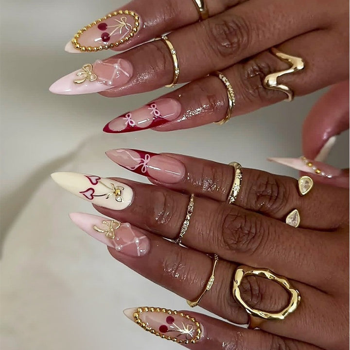 Kunstnagelset mit romantischen Herz- und Schleifenmotiven Karnz