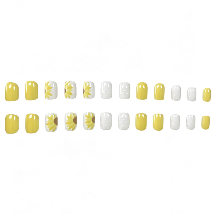 Kreatives florales Nagelkunst-Design Karnz