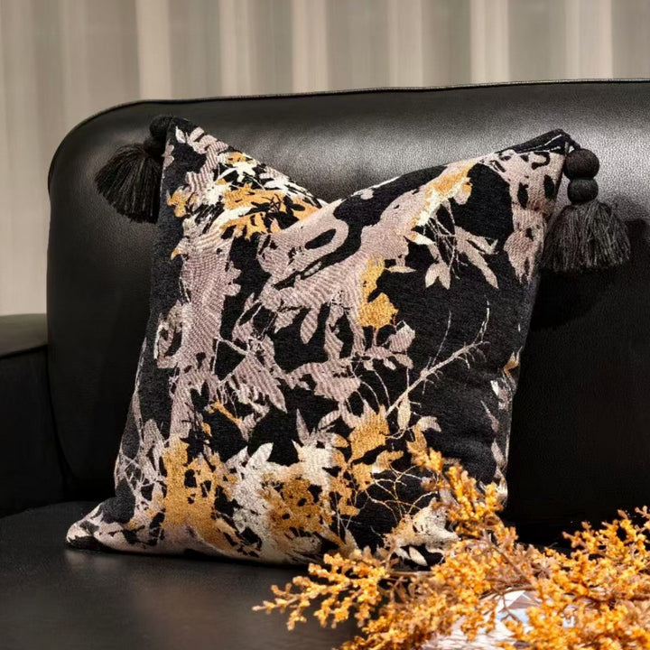 Dekoratives Kissen mit floralem Design und Fransen