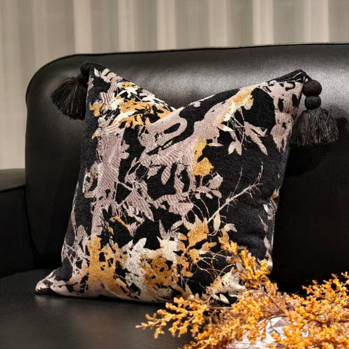 Dekoratives Kissen mit floralem Design und Fransen