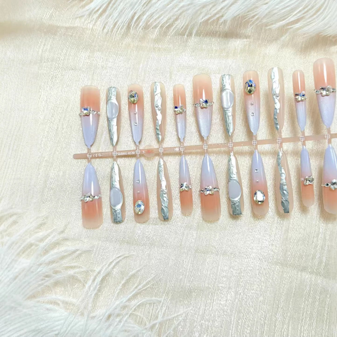 Kunstnägel mit Elegantem Glitzer-Design und Feinen 3D Verzierungen Karnz