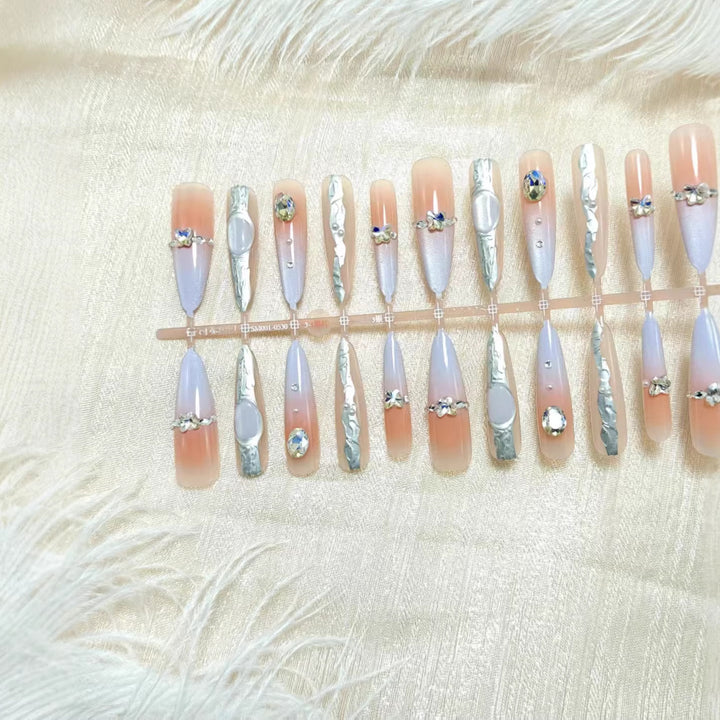 Kunstnägel mit Elegantem Glitzer-Design und Feinen 3D Verzierungen Karnz