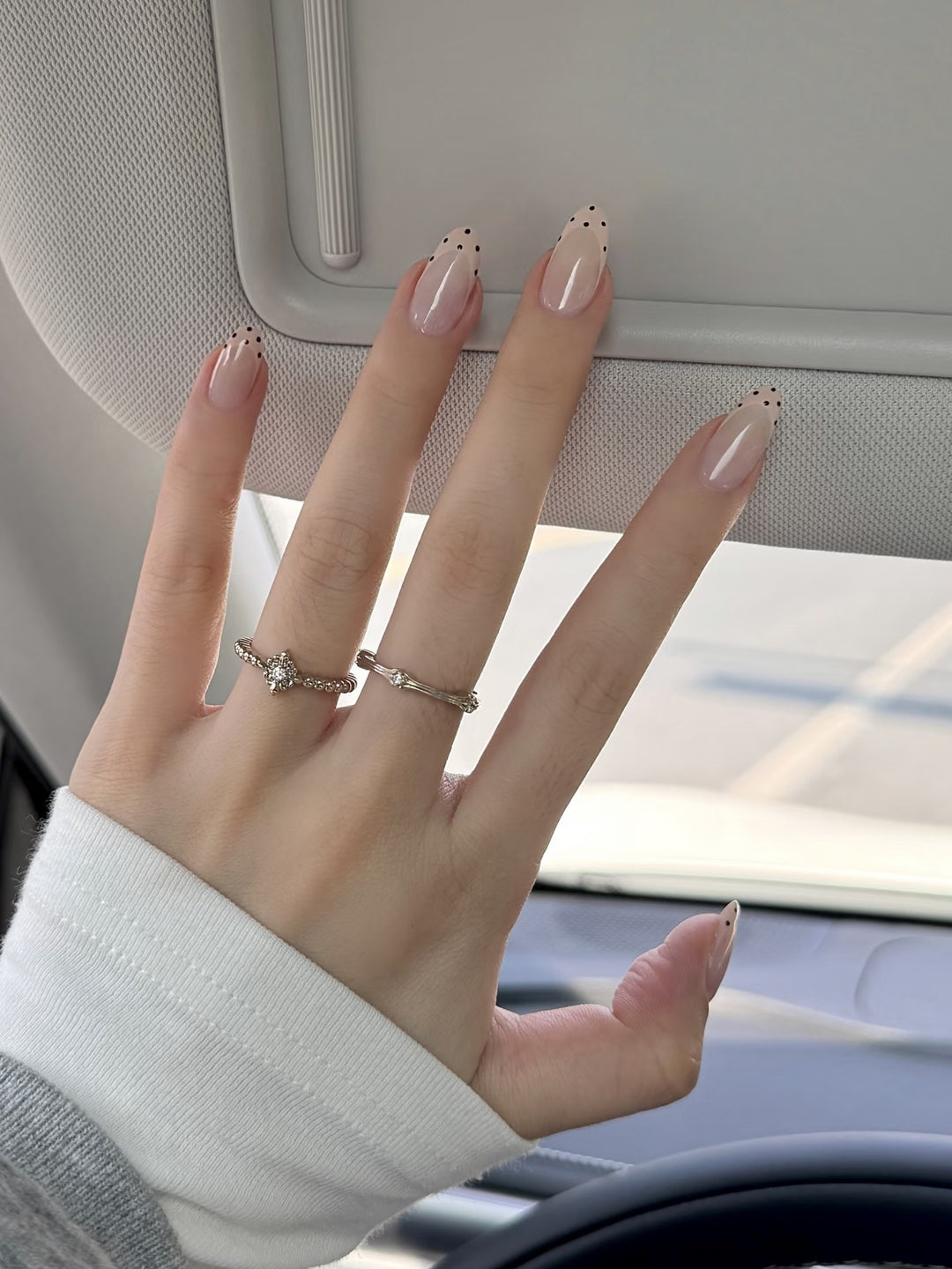 Elegantes kunstvolles Press-On-Nagel-Set mit gepunkteten French Tips