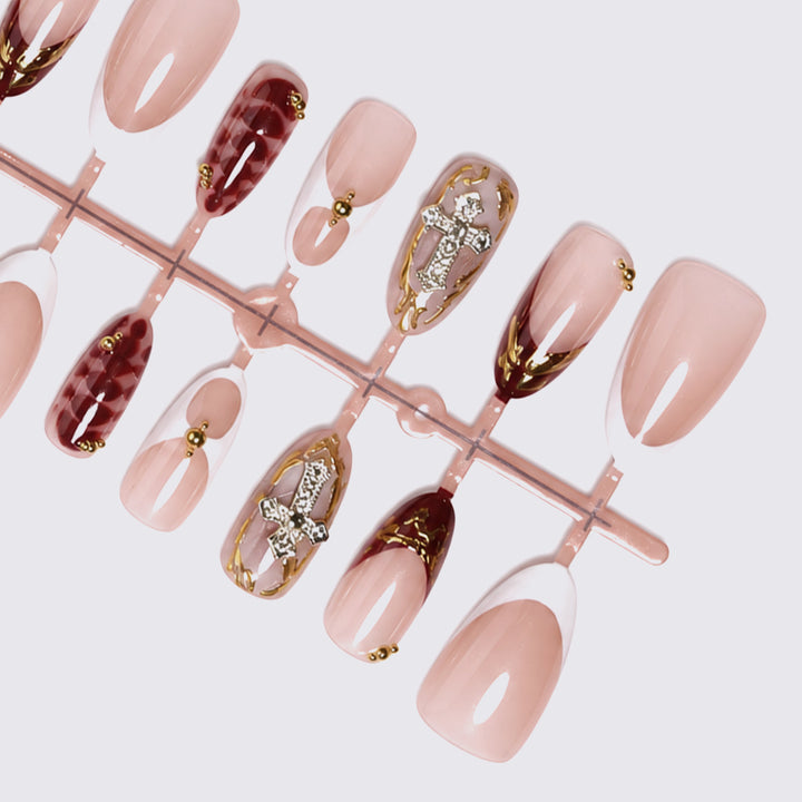 Kunstnägel mit elegantem Glitzer und Schmuckdetails Karnz