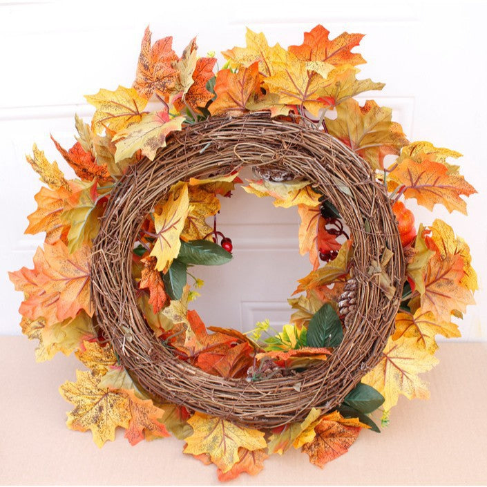 Herbstlicher Türkranz mit künstlichen Ahornblättern, Zapfen und Deko-Kürbissen