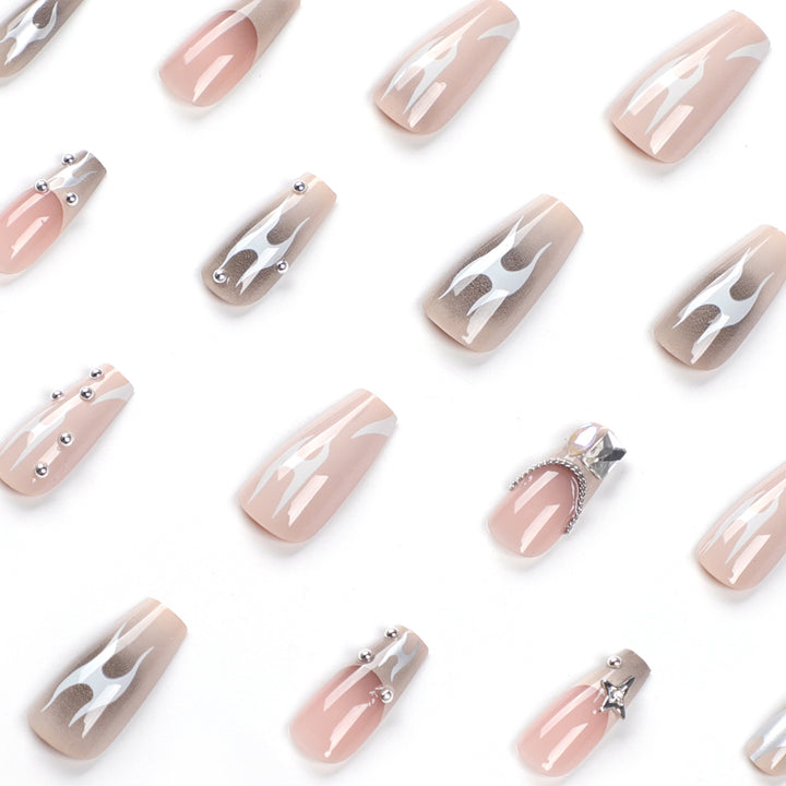 Kunstvolle Nagelverlängerungen mit trendigem Glanz- und Design Karnz