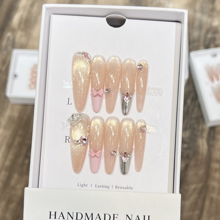Handgefertigtes Press-On Nagelset mit dekorativen Akzenten Karnz