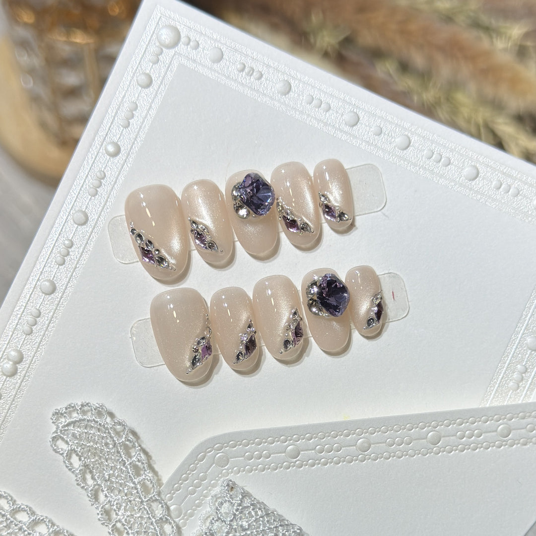Elegantes Press-On-Nagel-Set mit Edelsteinakzenten Karnz