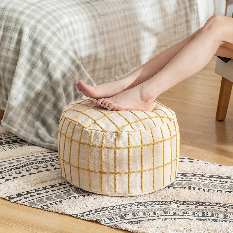 Runde Sitzpouf mit gestricktem Karo-Bezug und formstabilem Innenkern Karnz