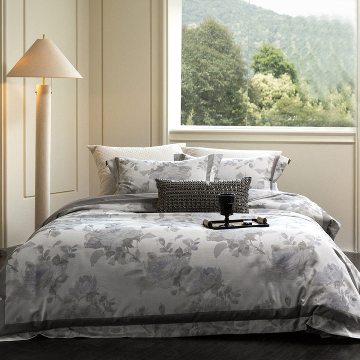 Baumwollsatin-Duvetbezug-Set mit zartem Aquarell‑Blumenprint, Paspelrand und passenden Kissenbezügen