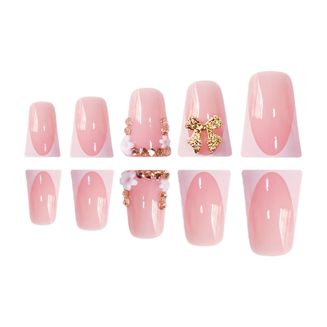 Dekorative Nagelkunst mit glitzerndem Bogen Karnz