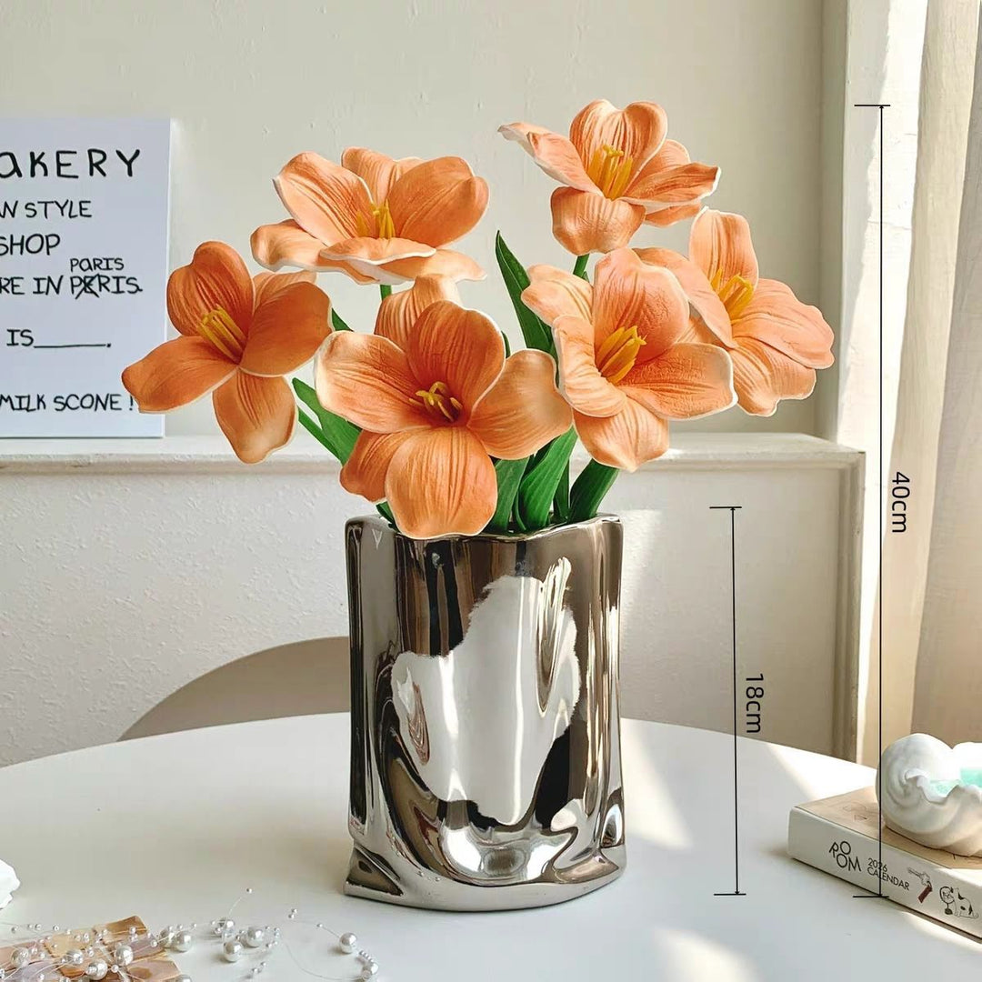 Lebensechte dekorative Blumenarrangement