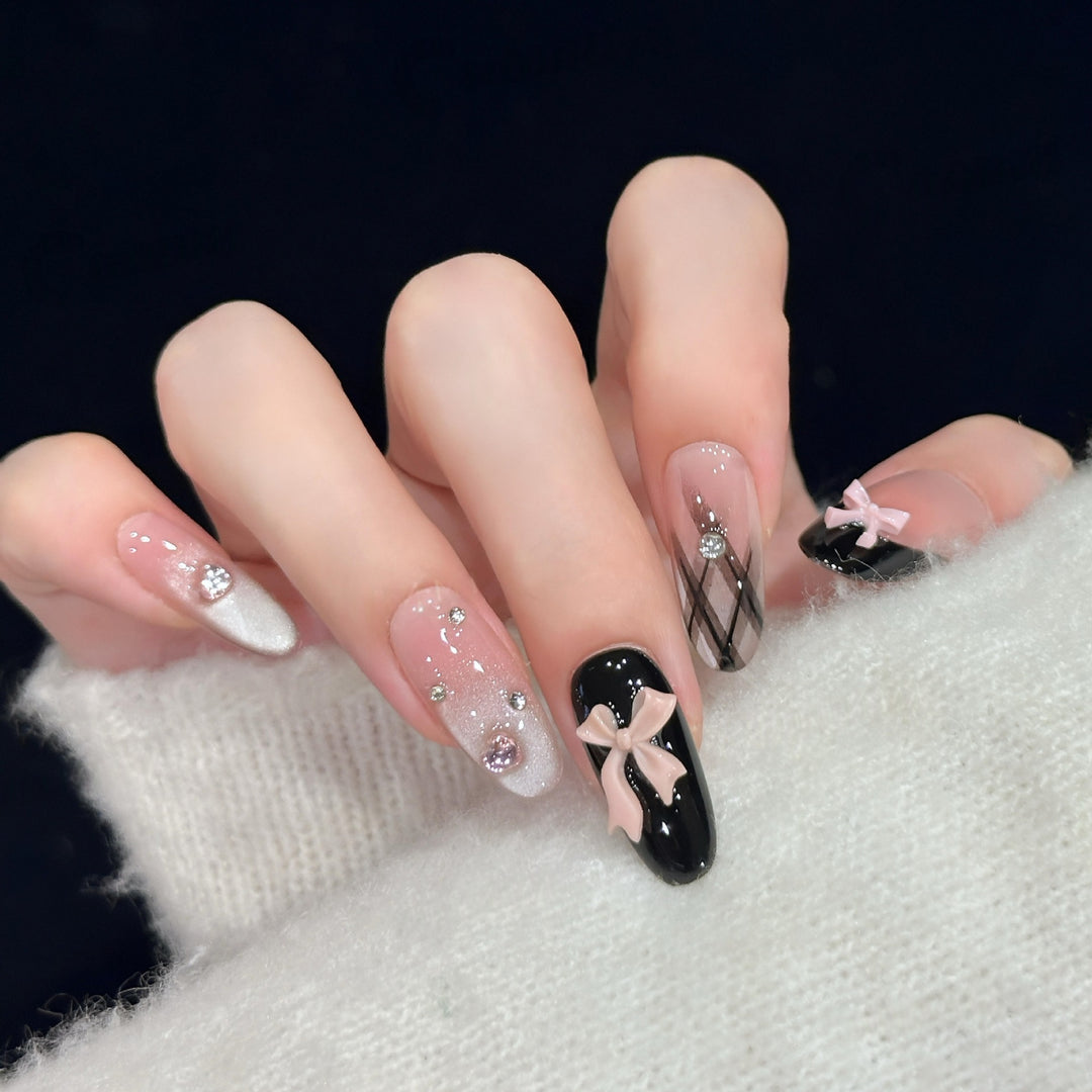Künstliche Nagelspitzen mit Eleganten Schleifen und Glitzerdetails Karnz