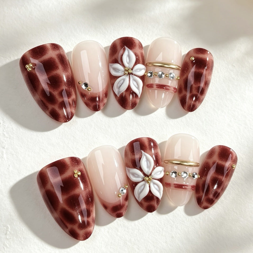 Künstlerisches Press-On Nagelset mit floralen Akzenten