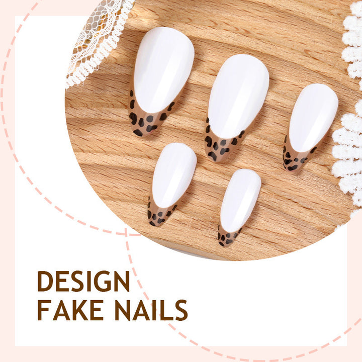 Kunstnagelset mit eleganten Designelementen Karnz