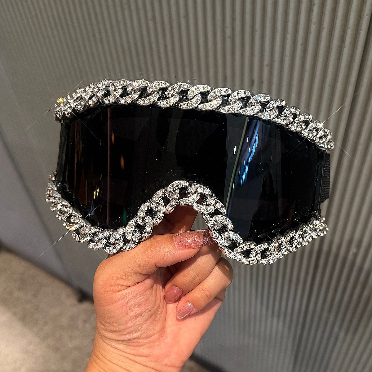 Damen Sportlich elegante Skibrille mit strassverziertem Rahmen Karnz