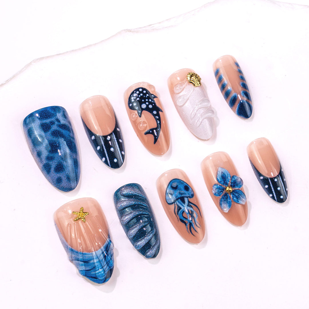 Künstlerisch vom Meer inspiriertes Nagelkunst-Set