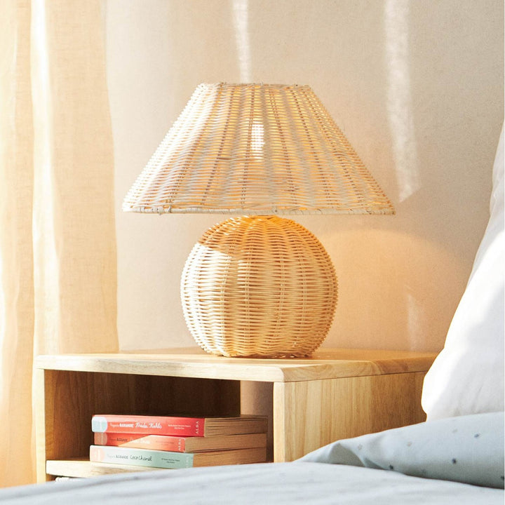 Handgefertigte Rattan-Tischlampe Karnz