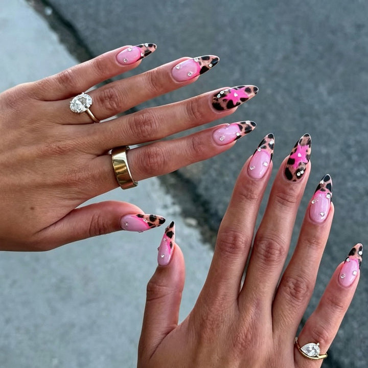 Kunstnagelset mit glamourösen Leoparden-Design und Glitzerelementen Karnz